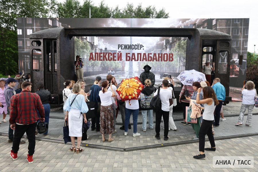 В Екатеринбурге открыли памятник Алексею Балабанову
