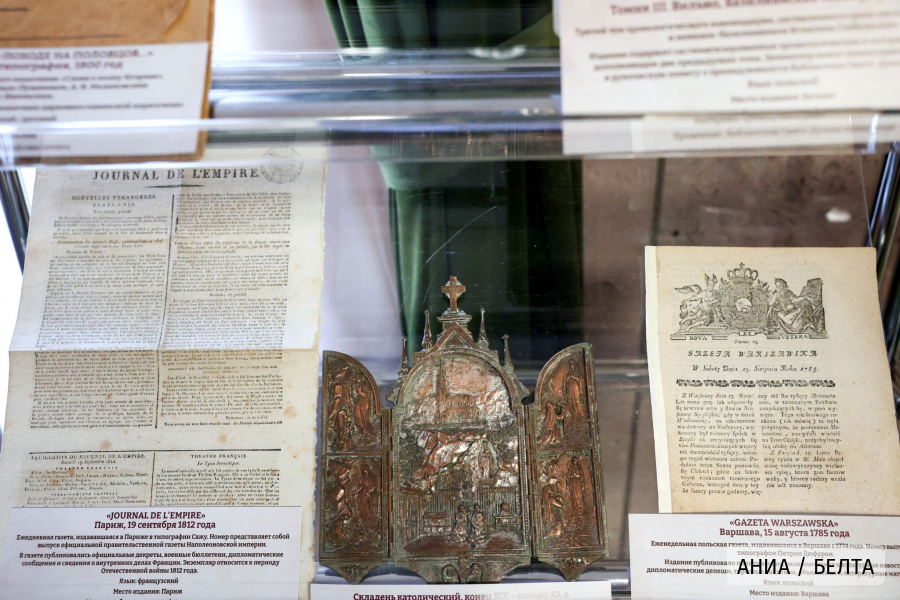 Знамя 1939 года и редкие издания. В Минске представили возвращенные исторические ценности 