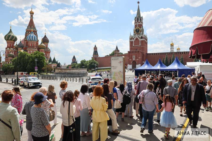 XII Книжный фестиваль "Красная площадь" в Москве. Сергей Савостьянов/ТАСС