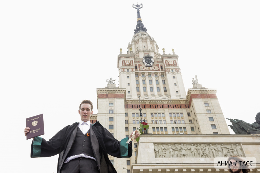 Вручение красных дипломов выпускникам МГУ имени М.В. Ломоносова