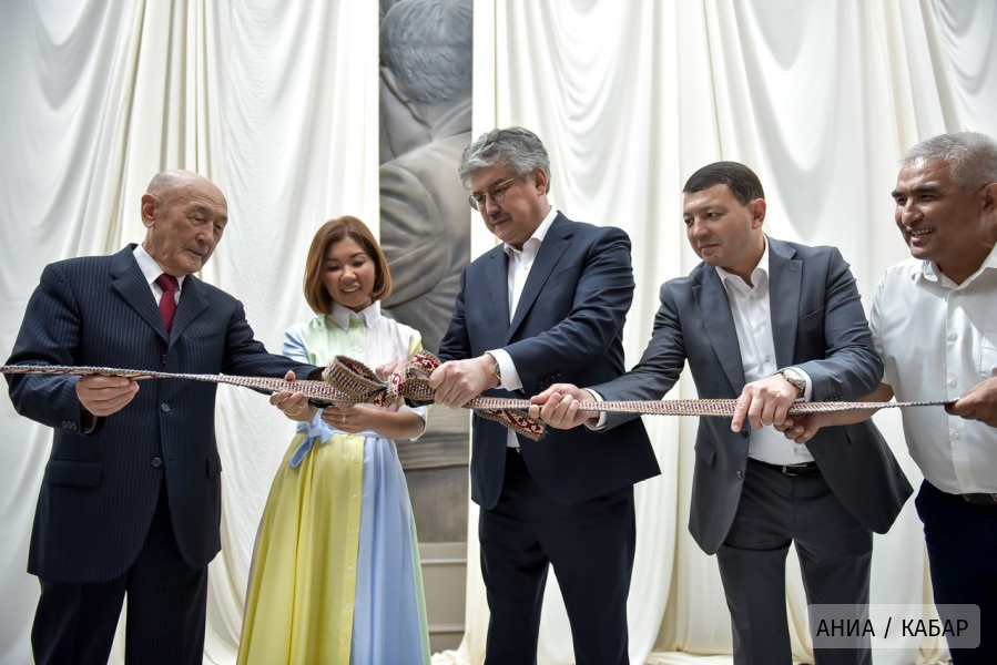 Торжественное открытие монументального панно, посвященного отцам-основателям современной кыргызской государственности, в Бишкеке