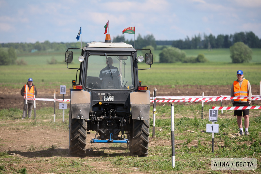 Смотр-конкурс "Лучший пахарь" проходит на выставке "Белагро-2026" 