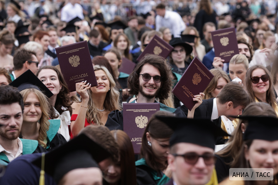 Вручение красных дипломов выпускникам МГУ имени М.В. Ломоносова