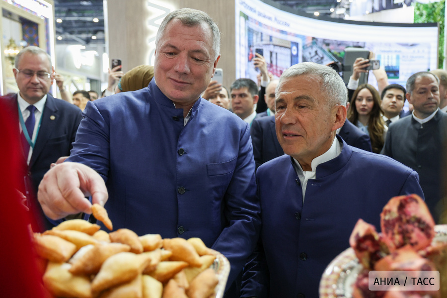 Вице-премьер РФ Марат Хуснуллин и глава Татарстана Рустам Минниханов (слева направо) во время обхода выставки XVII международного экономического форума "Россия - исламский мир: KazanForum"