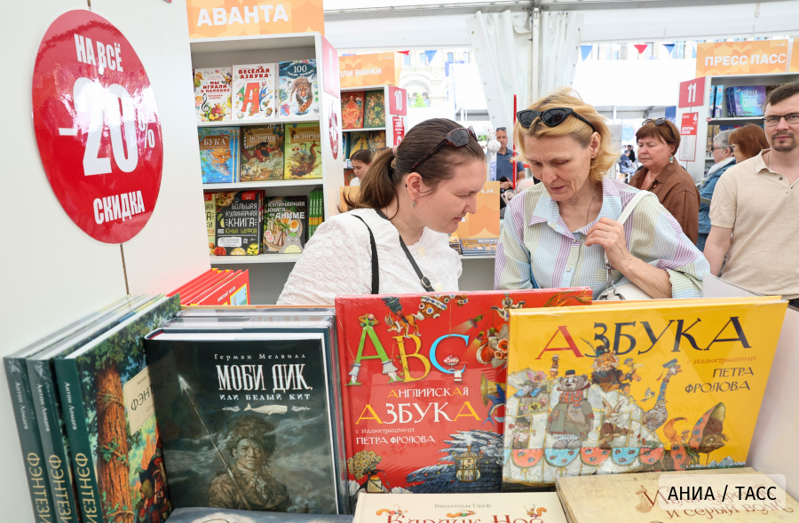 XII Книжный фестиваль "Красная площадь" в Москве. Сергей Савостьянов/ТАСС