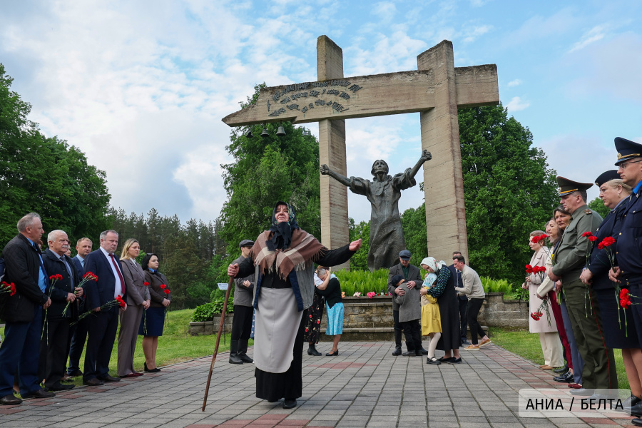 В белорусской деревне Шуневка, где в 1943 году каратели сожгли мирных жителей, состоялся митинг-реквием