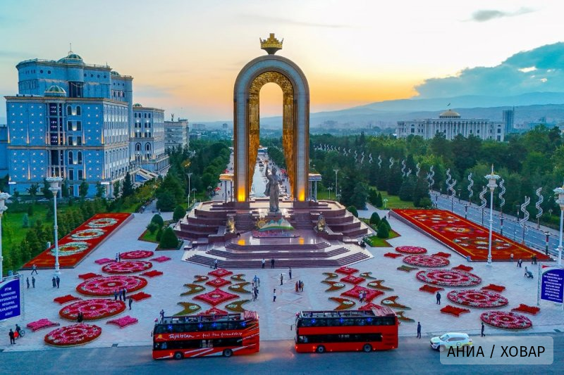 Вечерний Душанбе. Центральная площадь Дусти, также известная как площадь Исмаила Сомони. Названа в честь правителя династии Саманидов, основателя первого таджикского государства