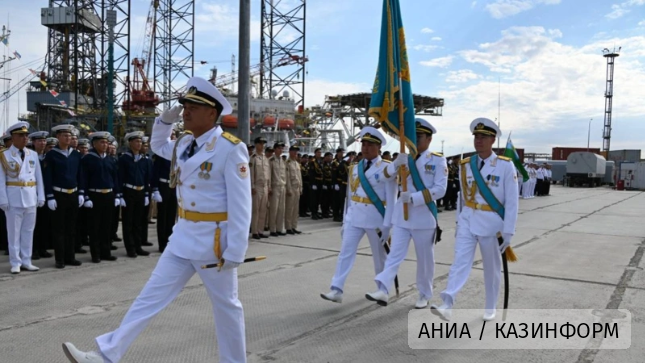 ВМС Казахстана отмечают 30-летие первого подъема Военно-морского флага