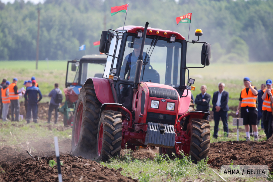 Смотр-конкурс "Лучший пахарь" проходит на выставке "Белагро-2026" 