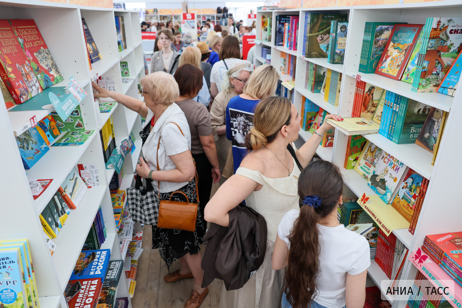 XII Книжный фестиваль "Красная площадь" в Москве. Сергей Савостьянов/ТАСС