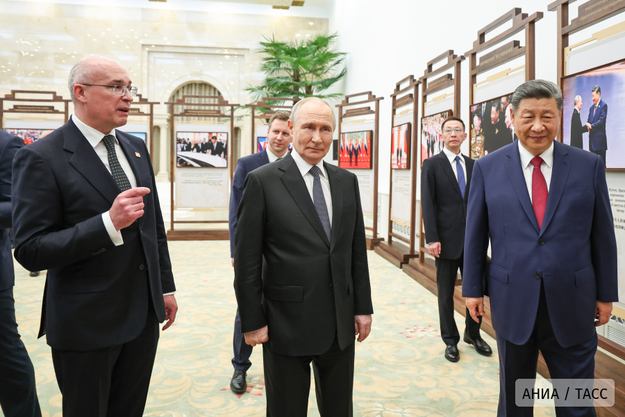 Путин и Си Цзиньпин осмотрели выставку ТАСС и Синьхуа о развитии отношений РФ и КНР